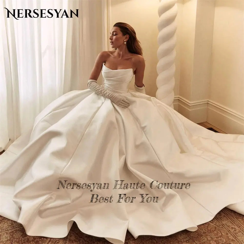 Nersesyan Vintage Satin Wedding Dresses Off Shoulder Pleats A-Line BacSPECIFICATIONSBrand Name: NersesyanStyle: ClassicNeckline: V-NECKSleeve Length(cm): sleevelessTrain: Sweep/ Brush TrainOrigin: Mainland ChinaCN: JiangsuDresses LengtJohnny TirakJohnny Tirak-Line Backless Bridal Gowns Princess 2024 Bride Dress