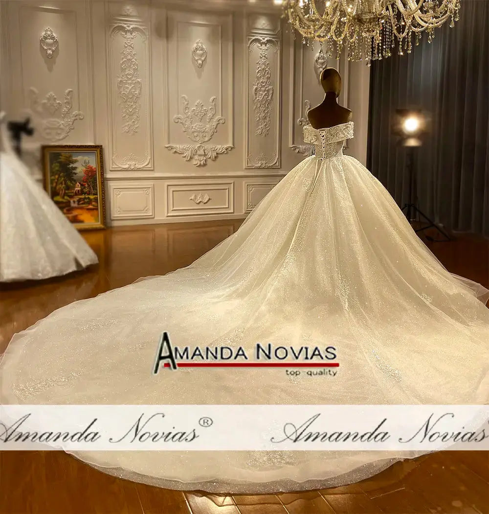 NS4352 Off The Shoulder Straps Wedding Dress Ball GownSPECIFICATIONSBrand Name: AMANDA NOVIASStyle: ExquisiteNeckline: V-NECKSleeve Length(cm): short（4-16inch）Train: noneOrigin: Mainland ChinaDresses Length: Floor-LengtJohnny TirakJohnny TirakShoulder Straps Wedding Dress Ball Gown