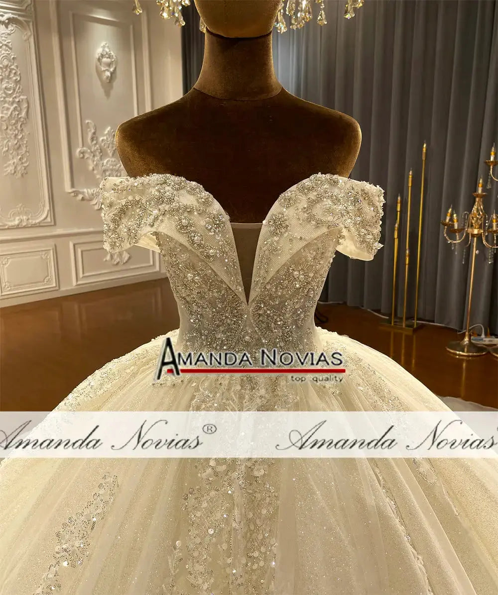 NS4352 Off The Shoulder Straps Wedding Dress Ball GownSPECIFICATIONSBrand Name: AMANDA NOVIASStyle: ExquisiteNeckline: V-NECKSleeve Length(cm): short（4-16inch）Train: noneOrigin: Mainland ChinaDresses Length: Floor-LengtJohnny TirakJohnny TirakShoulder Straps Wedding Dress Ball Gown