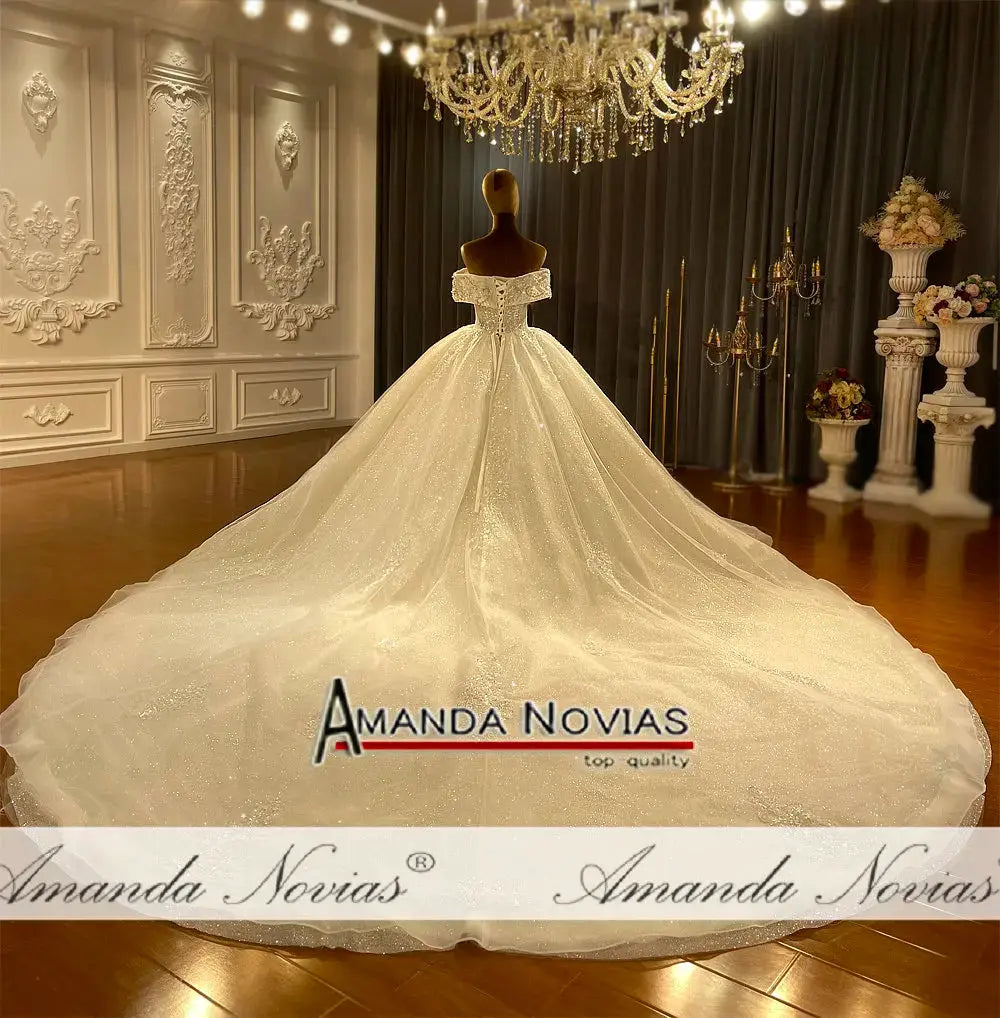 NS4352 Off The Shoulder Straps Wedding Dress Ball GownSPECIFICATIONSBrand Name: AMANDA NOVIASStyle: ExquisiteNeckline: V-NECKSleeve Length(cm): short（4-16inch）Train: noneOrigin: Mainland ChinaDresses Length: Floor-LengtJohnny TirakJohnny TirakShoulder Straps Wedding Dress Ball Gown