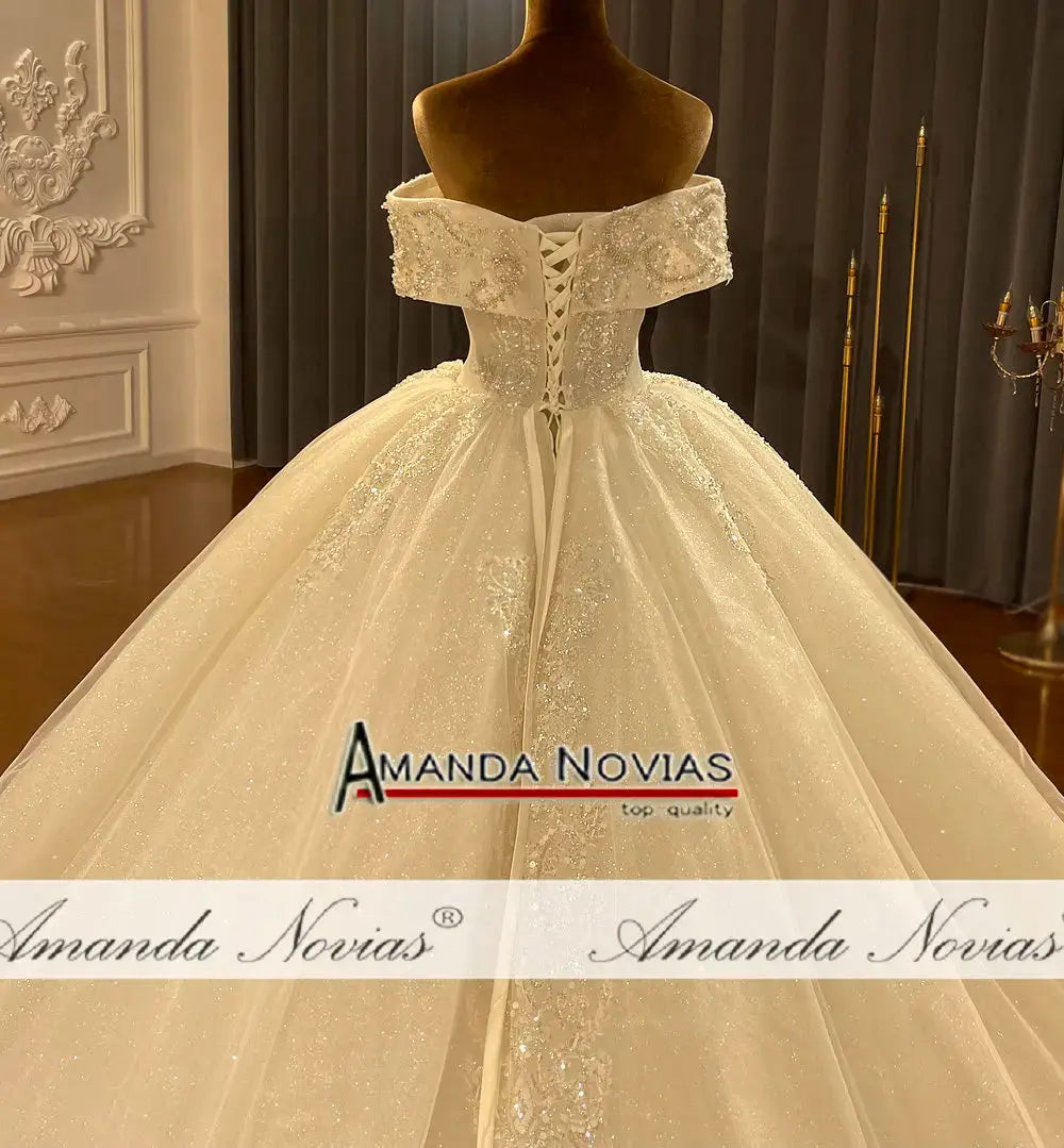 NS4352 Off The Shoulder Straps Wedding Dress Ball GownSPECIFICATIONSBrand Name: AMANDA NOVIASStyle: ExquisiteNeckline: V-NECKSleeve Length(cm): short（4-16inch）Train: noneOrigin: Mainland ChinaDresses Length: Floor-LengtJohnny TirakJohnny TirakShoulder Straps Wedding Dress Ball Gown