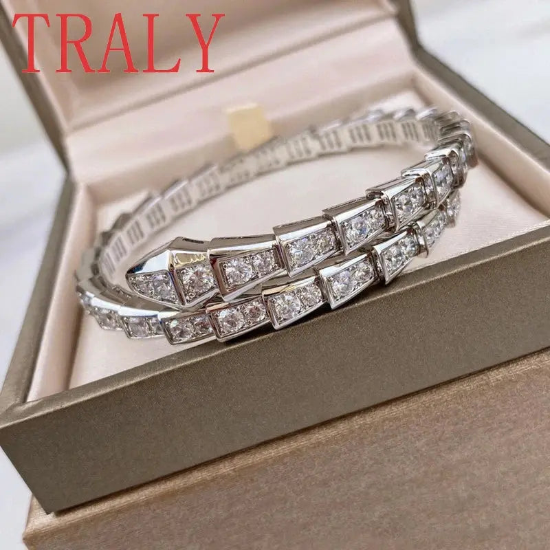 925 Sterling Silver Snake Shape Women's Bracelet Inlay Moissanite DiamSPECIFICATIONS
Brand Name: TRALY
Bracelets Type: Charm Bracelets
Main Stone: Moissanite
Certificate Type: Third Party Appraisal
Origin: Mainland China
Certificate: YJohnny TirakJohnny TirakBracelet Inlay Moissanite Diamond Fashion High Quality Couple Bangle Party Jewelry Gifts