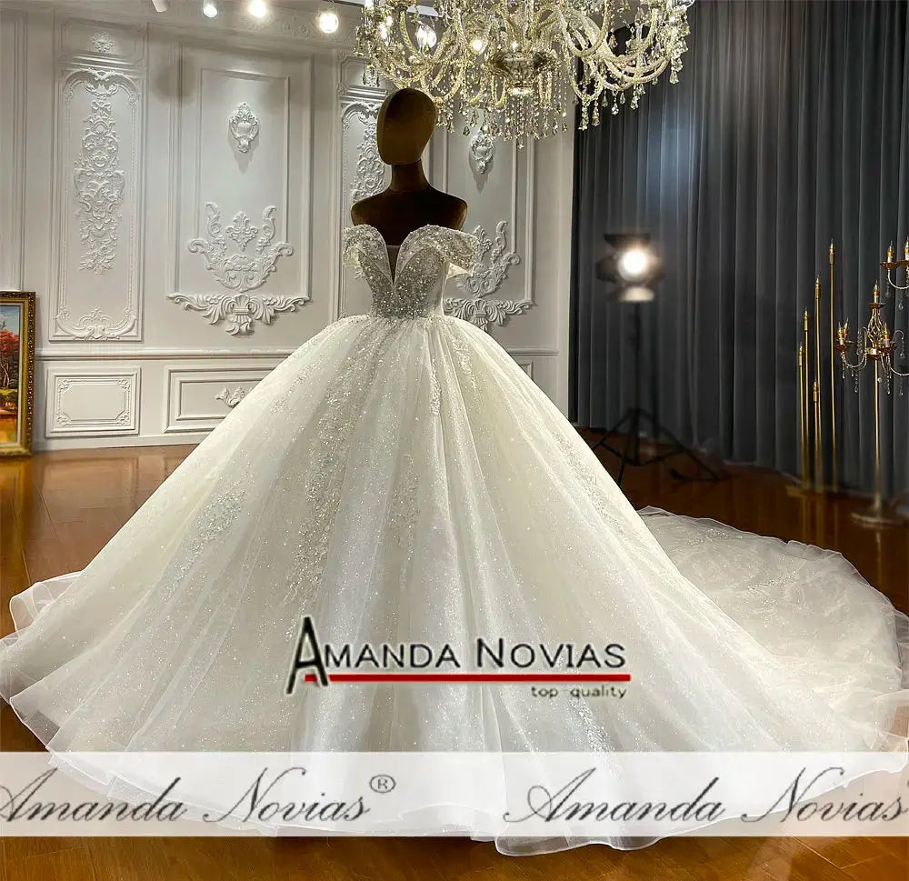 NS4352 Off The Shoulder Straps Wedding Dress Ball GownSPECIFICATIONSBrand Name: AMANDA NOVIASStyle: ExquisiteNeckline: V-NECKSleeve Length(cm): short（4-16inch）Train: noneOrigin: Mainland ChinaDresses Length: Floor-LengtJohnny TirakJohnny TirakShoulder Straps Wedding Dress Ball Gown