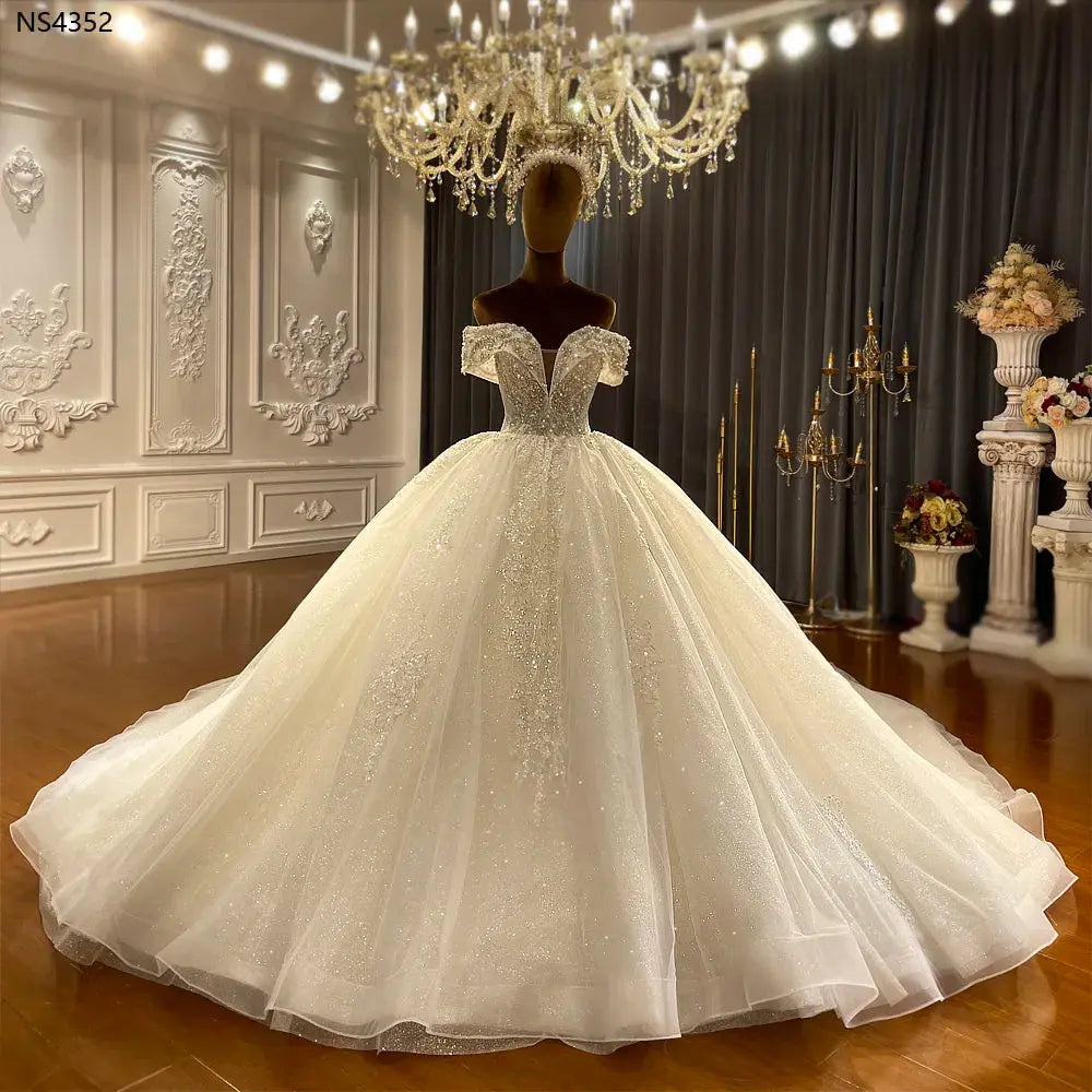 NS4352 Off The Shoulder Straps Wedding Dress Ball GownSPECIFICATIONSBrand Name: AMANDA NOVIASStyle: ExquisiteNeckline: V-NECKSleeve Length(cm): short（4-16inch）Train: noneOrigin: Mainland ChinaDresses Length: Floor-LengtJohnny TirakJohnny TirakShoulder Straps Wedding Dress Ball Gown