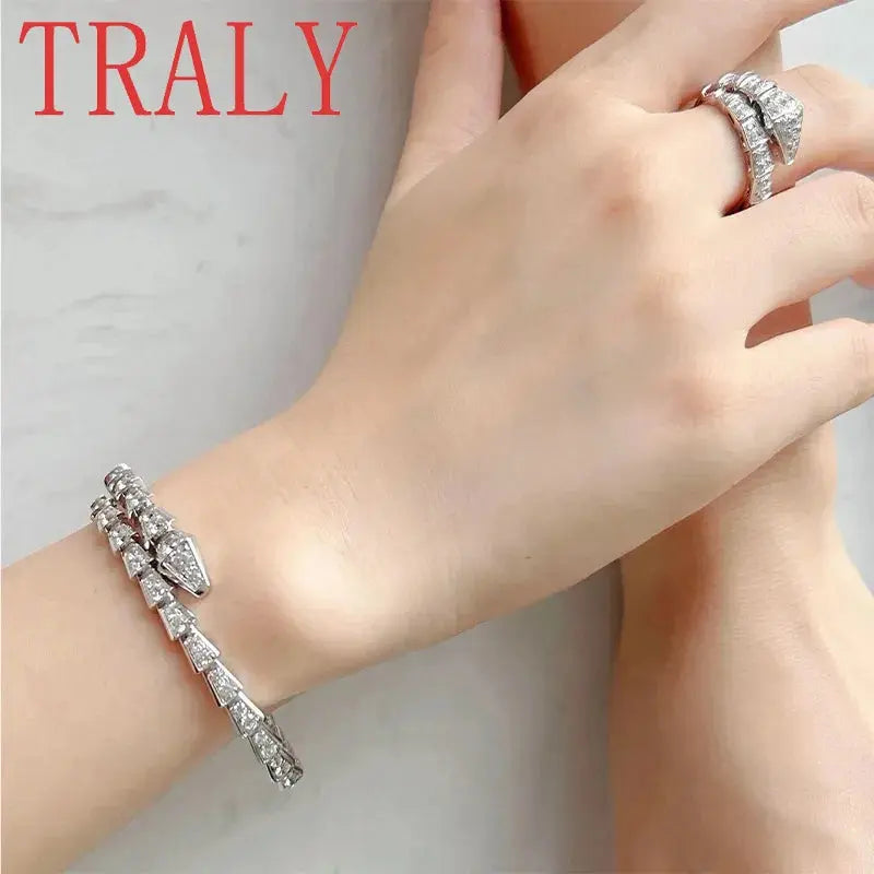 925 Sterling Silver Snake Shape Women's Bracelet Inlay Moissanite DiamSPECIFICATIONS
Brand Name: TRALY
Bracelets Type: Charm Bracelets
Main Stone: Moissanite
Certificate Type: Third Party Appraisal
Origin: Mainland China
Certificate: YJohnny TirakJohnny TirakBracelet Inlay Moissanite Diamond Fashion High Quality Couple Bangle Party Jewelry Gifts