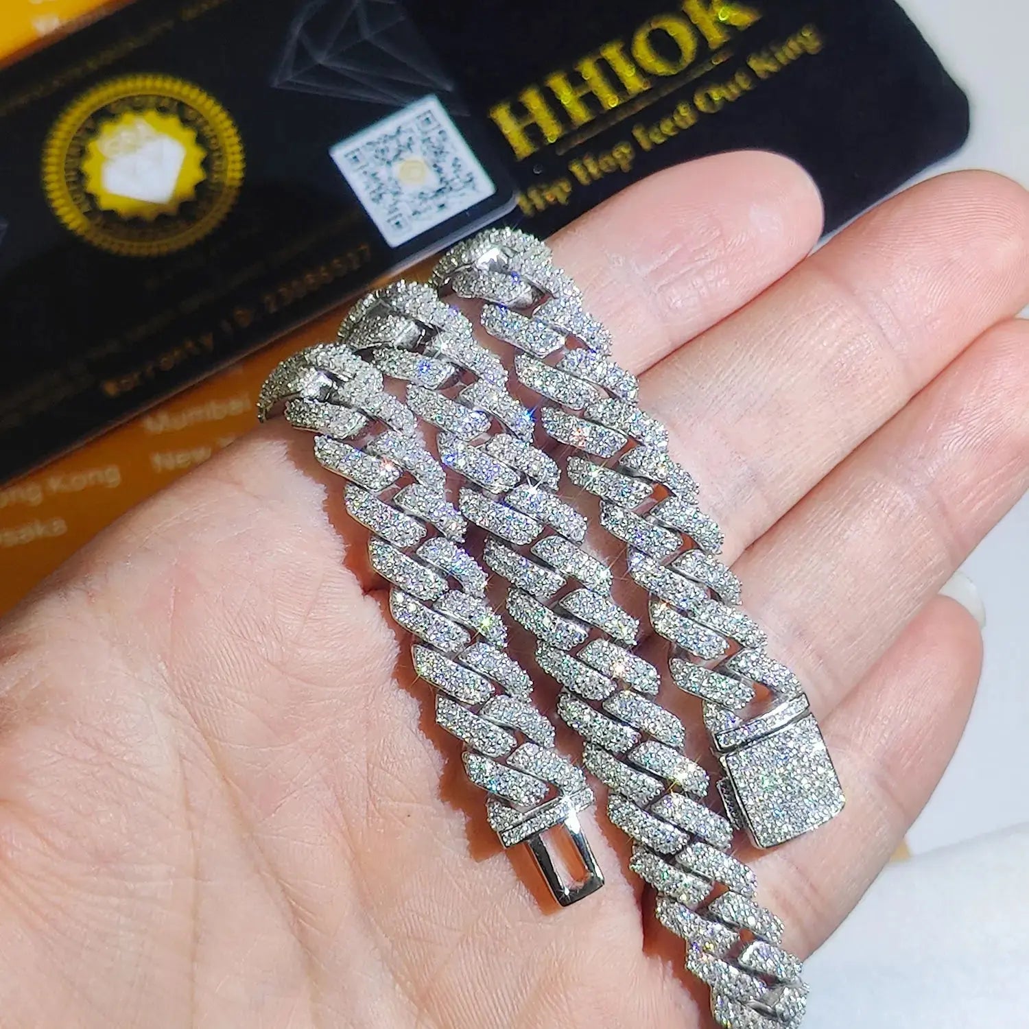 S925 & VVS Moissanite 10MM Prong Cuban Link Chain Sterling Silver PassSPECIFICATIONSBrand Name: HHIOKOrigin: Mainland ChinaCN: GuangdongMetals Type: silverNecklace Type: Chains NecklacesGender: UnisexMaterial: MetalCustomized Type: InlJohnny TirakJohnny TirakS925 & VVS Moissanite 10MM Prong Cuban Link Chain Sterling Silver Pass Test Lab Diamond Necklace Valentine'