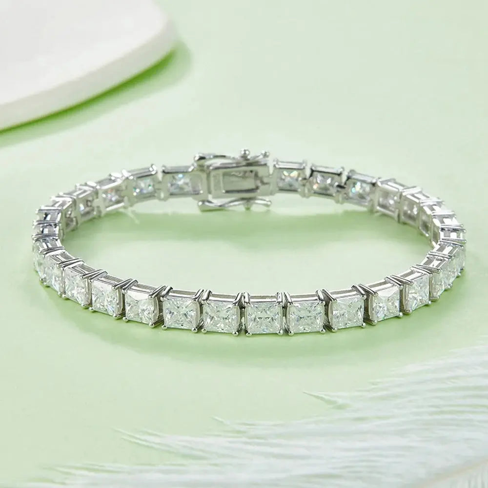 KNOBSPIN 4x4mm Princess Cut Moissanite Tennis Bracelet 925 Pure SilverSPECIFICATIONSBrand Name: knobspinBracelets Type: Chain &amp; Link BraceletsMain Stone: MoissaniteOrigin: Mainland ChinaCertificate: YESItem Weight: 0.4ctMetals TypeJohnny TirakJohnny TirakKNOBSPIN 4x4mm Princess Cut Moissanite Tennis Bracelet 925 Pure Silver Plated 18k