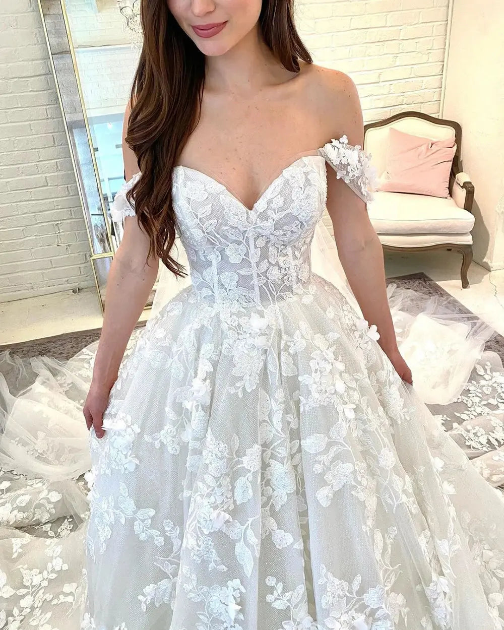 DREAM Princess Boho Wedding Dresses For Women Off the Shoulder SweetheSPECIFICATIONSBrand Name: NoEnName_NullStyle: ClassicNeckline: SWEETHEARTSleeve Length(cm): sleevelessTrain: Chapel TrainOrigin: Mainland ChinaCN: JiangsuDresses LenJohnny TirakJohnny TirakShoulder Sweetheart Lace Appliques Bridal Gown Ball Gown